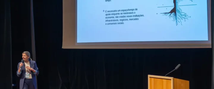 ABCD, la iniciativa brasileña para la conciencia digital: otro paso adelante para la protección de niños, niñas y adolescentes en línea Ana Caballero en la presentación de ABCD